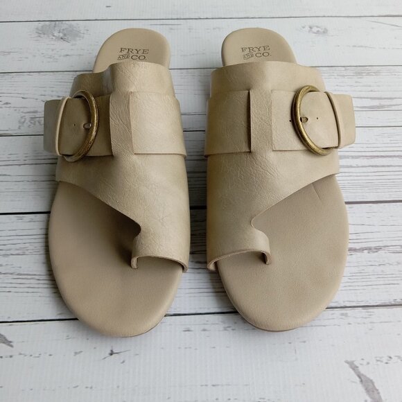 Frye and Co Quincey Toe Loop Sandals Sz 8.5 Taupe Low Wedge Buckle Strap Comfort - Picture 1 of 12